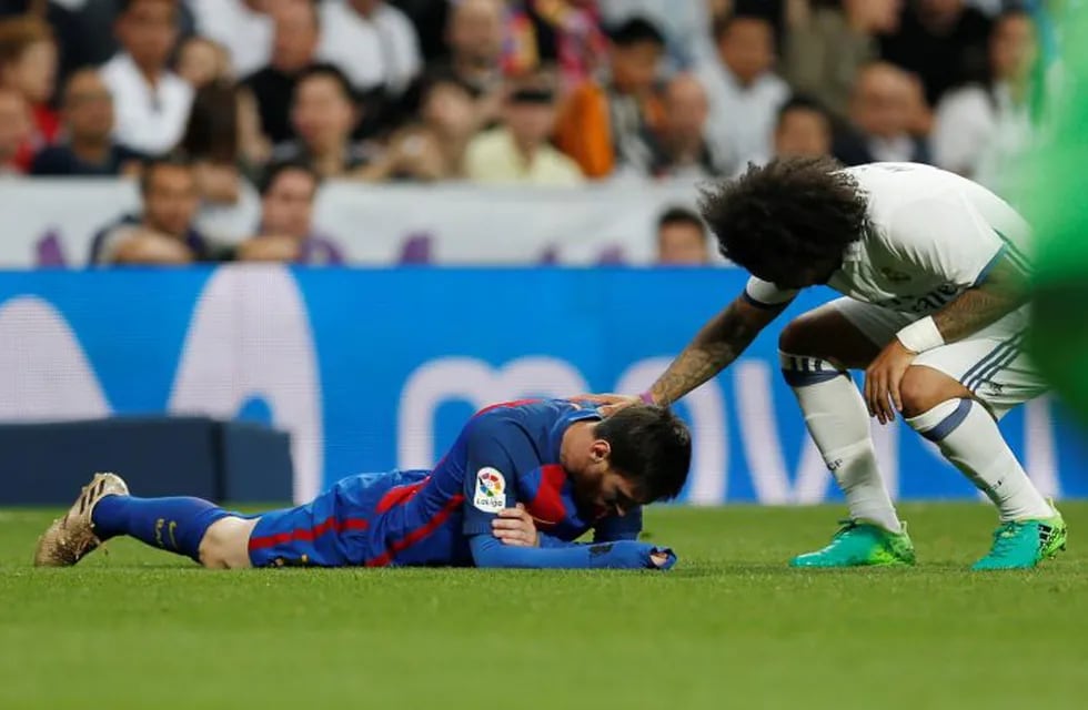 Barcelona's Lionel Messi is caressed by Real Madrid's Marcelo during a Spanish La Liga soccer match between Real Madrid and Barcelona, dubbed 'el clasico', at the Santiago Bernabeu stadium in Madrid, Spain, Sunday, April 23, 2017. (AP Photo/Francisco Seco)