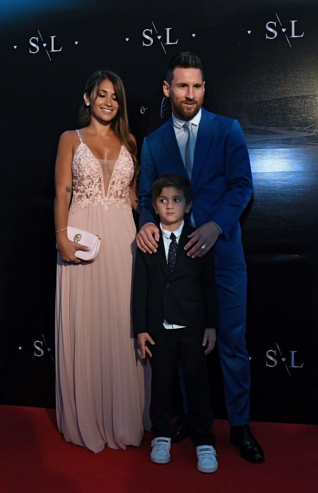 Leo Messi y Antonella Roccuzzo viajaron a Uruguay junto a su hijo mayor Thiago. (AFP)