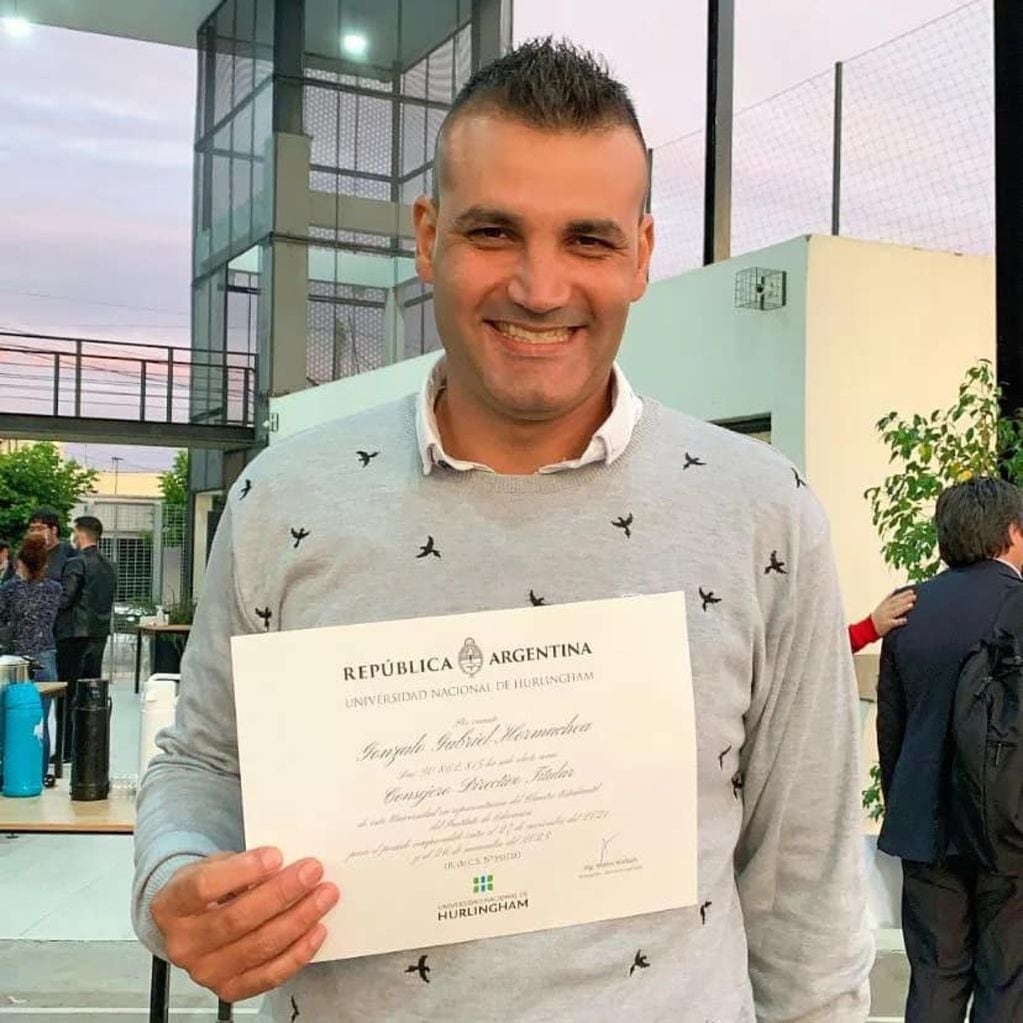 A los 37 años, Gonzalo obtuvo el título de Profesor Universitario de Educación Física.