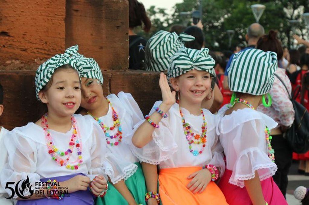 Misiones: los chicos también estuvieron presentes en el Festival del Litoral de Posadas dentro de las peñas y cuerpos de baile. (Misiones Online)