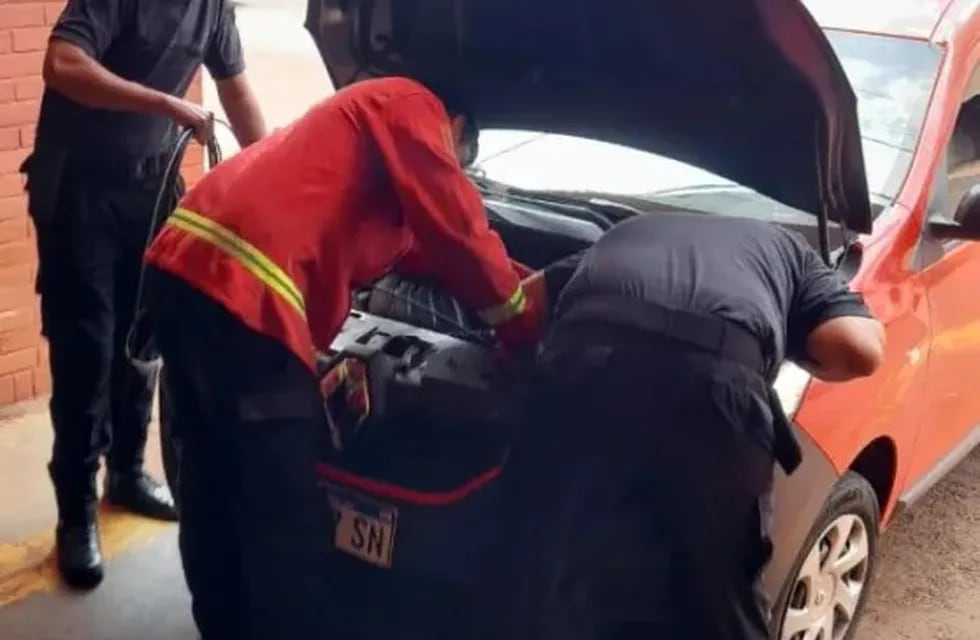 Bomberos rescatan a un gato atrapado en el motor de un vehículo en Mártires.