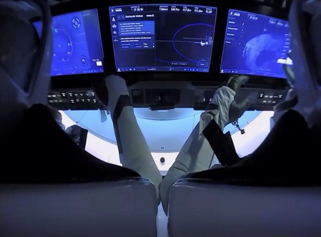Los astronautas preparándose para llegar a la cápsula SpaceX Crew Dragon (AP)