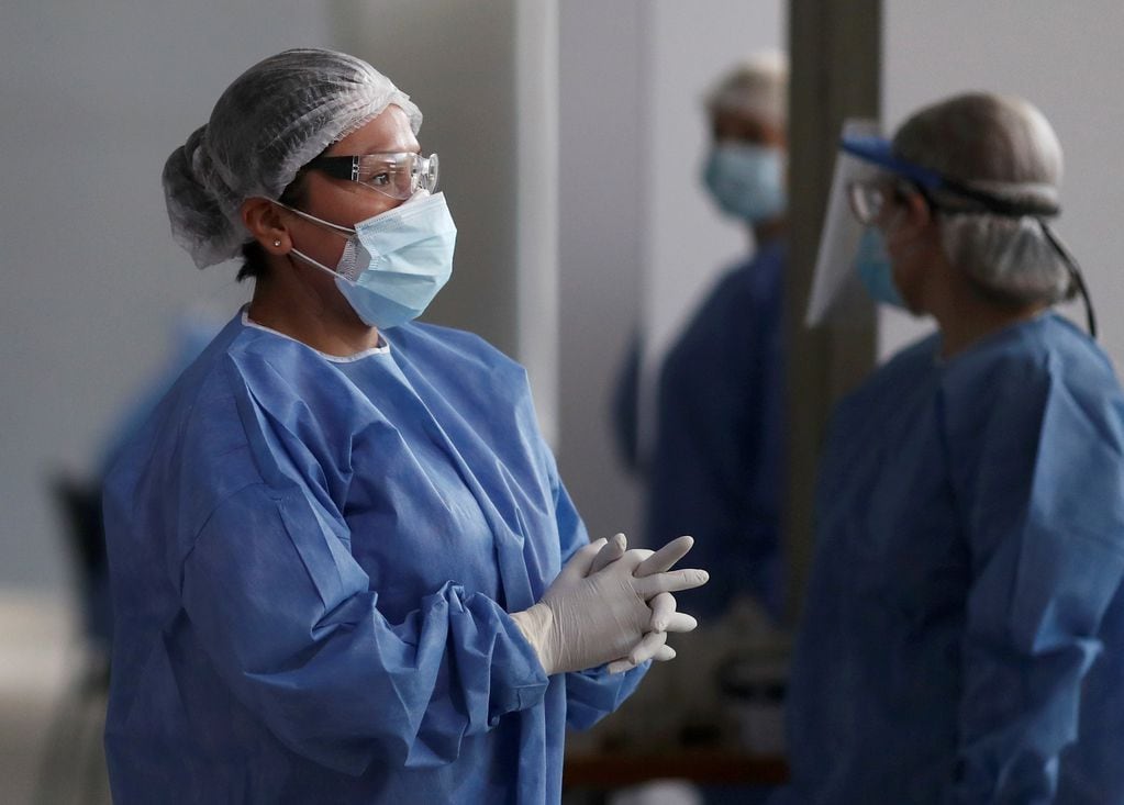 Un trabajador de la salud en un sitio de test de coronavirus. (Foto: REUTERS / Agustin Marcarian)