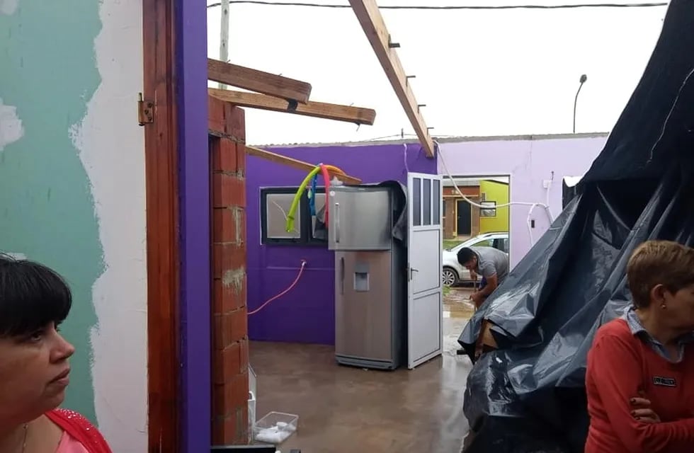 La tormenta le arrancó el techo de su casa del barrio Mora, en Rafaela.