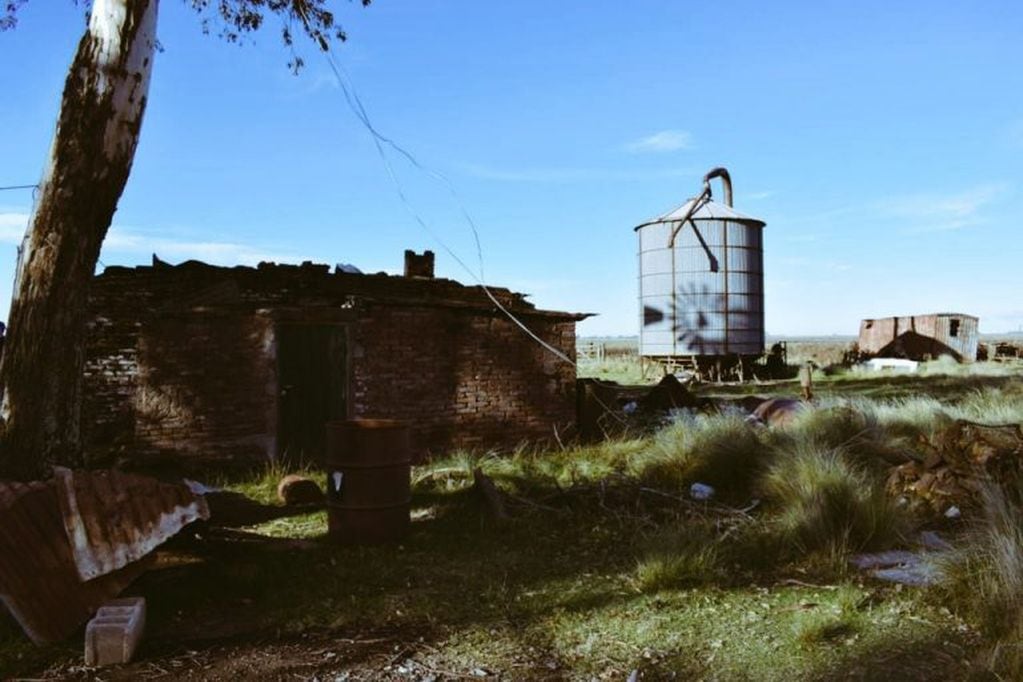 La vivienda precaria estaba dentro de un campo a unos 8 kilómetros de la Ruta Nacional 8. (@HernanFunes)