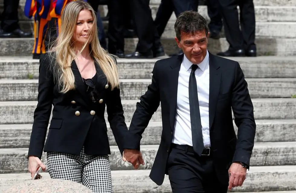 Spanish actor Antonio Banderas and his girlfriend Nicole Kimpel walk during the weekly audience led by Pope Francis in Saint Peter's Square at the Vatican April 13, 2016. REUTERS/Tony Gentile vaticano antonio banderas  Nicole Kimpel papa religion catolica
