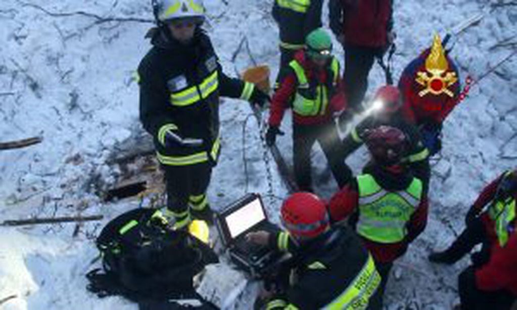 FAR108 FARINDOLA (ITALIA) 23/01/2017.- Fotografía facilitada por el departamento de bomberos italiano que muestra los trabajos de búsqueda de posibles supervivientes en el hotel Rigopiano en el centro de Italia hoy, 24 de enero de 2017. Los cuerpos de dos