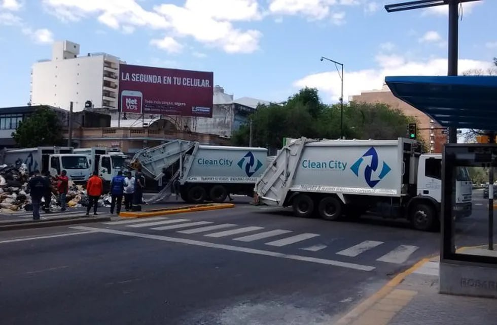 Los recolectores utilizaron sus vehículos de trabajo para reclamar frente a dependencias municipales. (Vía Rosario)