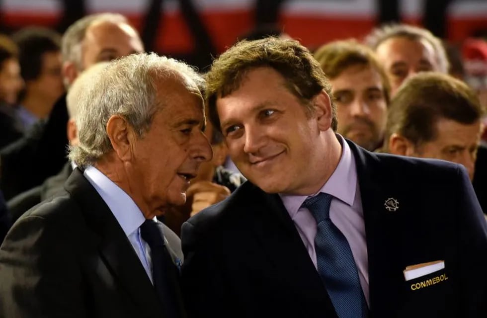 Argentina's River Plate President Rodolfo D'Onofrio (L) speaks to Conmebol President Alejandro Dominguez before the Copa Libertadores 2017 group 3 football match between River Plate and Colombia's Deportivo Independiente Medellin at the Monumental stadium in Buenos Aires, Argentina, on May 25, 2017. / AFP PHOTO / EITAN ABRAMOVICH ciudad de buenos aires Rodolfo DOnofrio Alejandro Dominguez futbol copa libertadores 2017 futbolistas partido river plate vs independiente de medellin