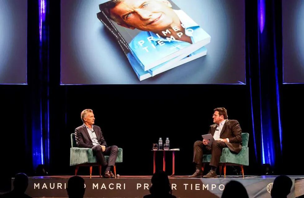 Mauricio Macri junto a Pablo Avelluto, en la presentación del libro "Primer tiempo". (Clarín)