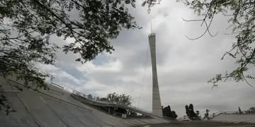Preparado. Con la estrella, el arbolito del Faro del Bicentenario llegará a los 100 metros. Es más alto que el que se montaba en la plaza España, y no genera los inconvenientes de su antecesor. (Gobierno de Córdoba)
