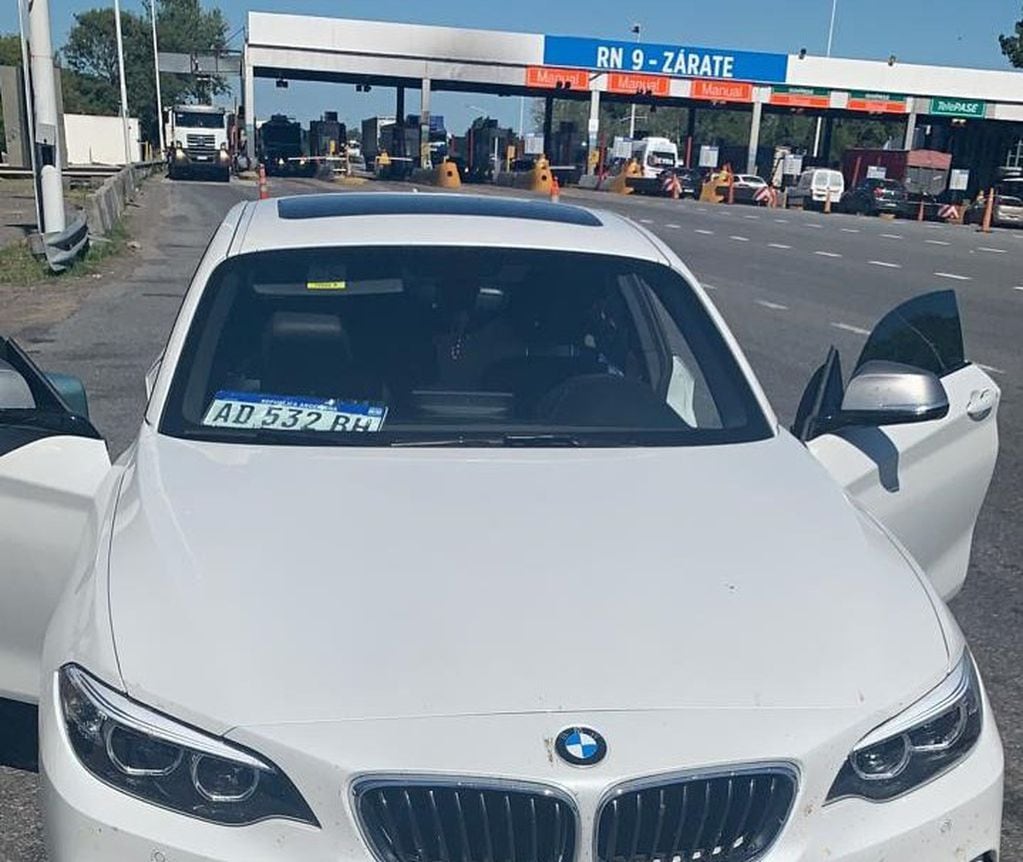 El BMW blanco con el que los agresores se estaban fugando de la localidad marplatense.