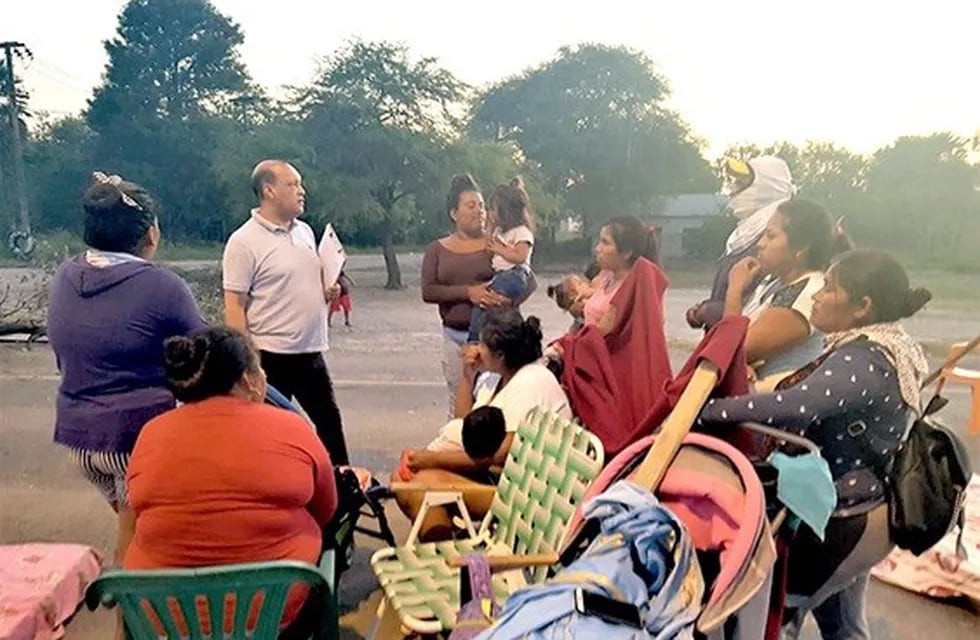 Un grupo de 10 madres con sus hijos cortan la ruta once porque piden la ocupación del Lote 33