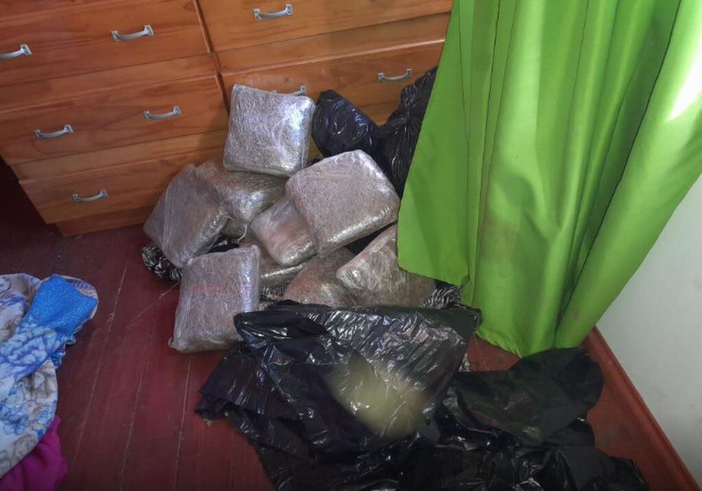 Investigación por narcotráfico en Puerto Iguazú: tres allanamientos, drogas y armas incautadas.