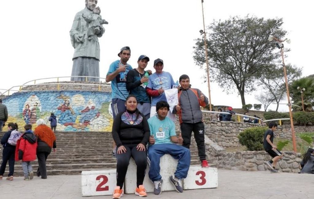 El podio de la maratón San Cayetano 2019 estuvo a los pies del monumento al santo patrono, levantado en Palpalá.