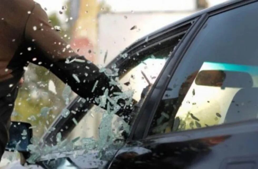 Los malvivientes rompieron la ventana del auto y allí accedieron al interior del auto para quedarse con el cuantioso botín.