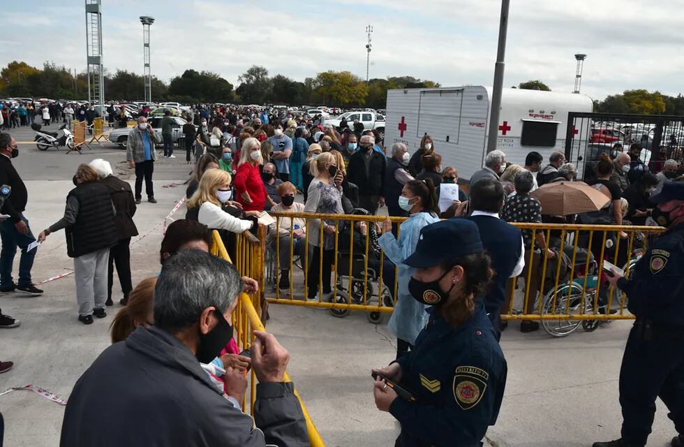 Con el aumento de casos, la gente se volcó masivamente a los vacunatorios (Pedro Castillo/La Voz).