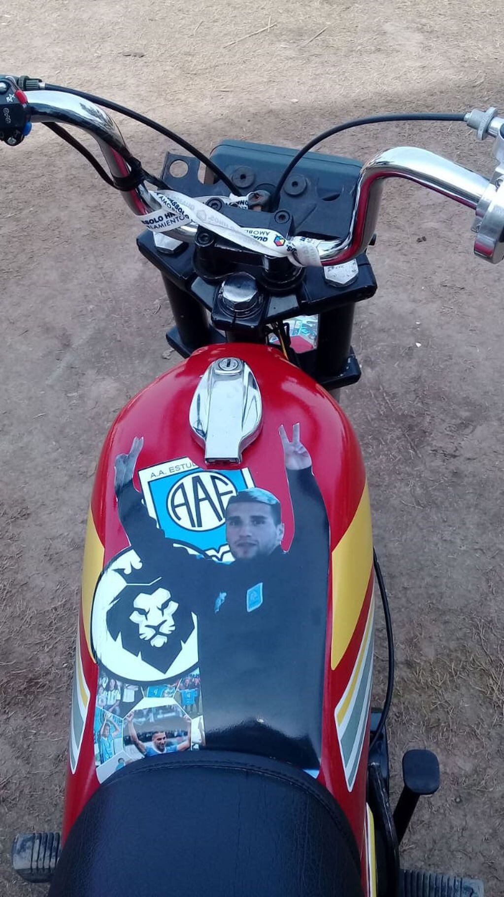 Alcides Benavídez viajó en moto Zanella desde Morteros a Río Cuarto para ver a su hijo Gastón.