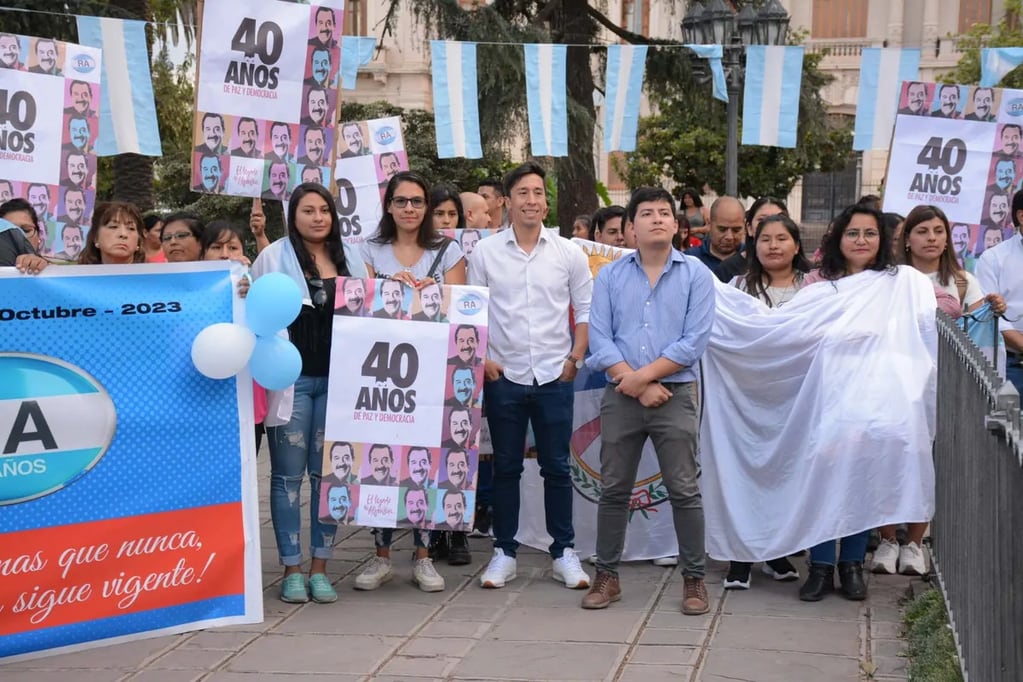 Jóvenes dirigentes de la UCR marcaron presencia en la celebración por el 40.mo aniversario de la elección de Raúl Alfonsín como presidente de la Nación.