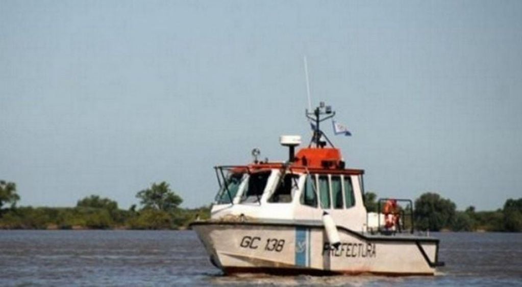 Prefectura Naval Argentina se encuentra buscando a tres personas perdidas en el río Paraná.