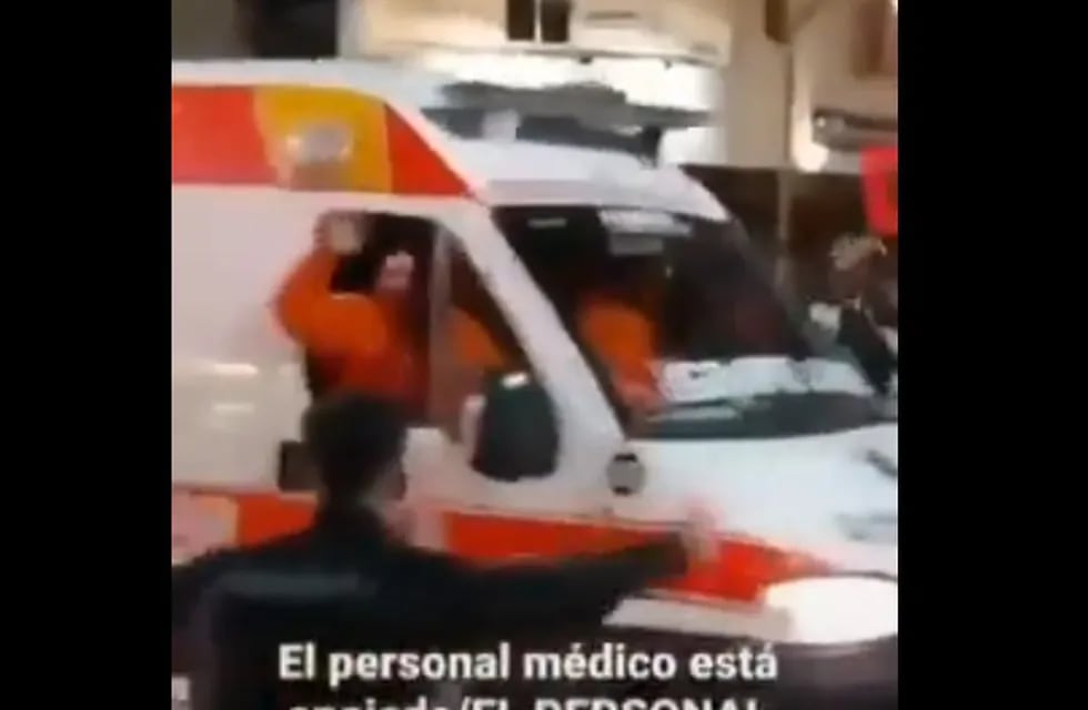 Ambulancia con médicos festejando