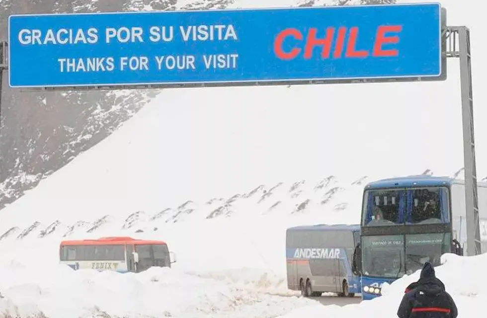 Límite internacional entre Argentina y Chile, afectado por temporal de nieve y viento.