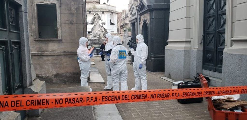 Fuerzas especiales de la Policía argentina inspeccionan el cementerio de Recoleta tras la detonación de un explosivo. Crédito: Telam/dpa.