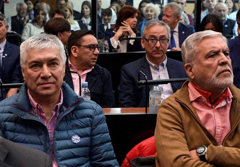Lazaro Baez y Julio De Vido durante una de las audiencias por la causa Vialidad. Al fondo, la expresidenta Kirchner. Crédito: JUAN MABROMATA / AFP.