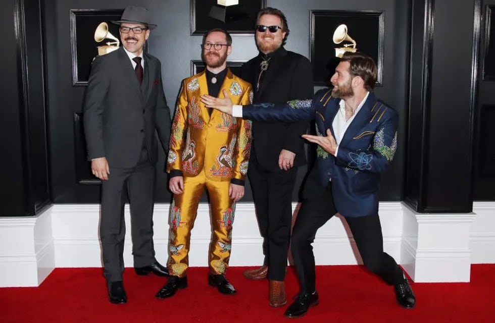 ELX12. Los Angeles (United States), 10/02/2019.- Members of the band Wood & Wire arrive for the 61st annual Grammy Awards ceremony at the Staples Center in Los Angeles, California, USA, 10 February 2019. (Estados Unidos) EFE/EPA/NINA PROMMER