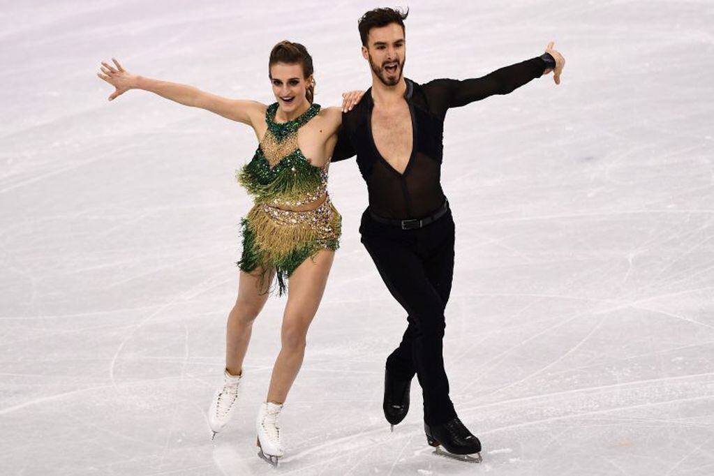 TOPSHOT - France's Gabriella Papadakis and France's Guillaume Cizeron compete in the ice dance short dance of the figure skating event during the Pyeongchang 2018 Winter Olympic Games at the Gangneung Ice Arena in Gangneung on February 19, 2018. / AFP PHOTO / ARIS MESSINIS
