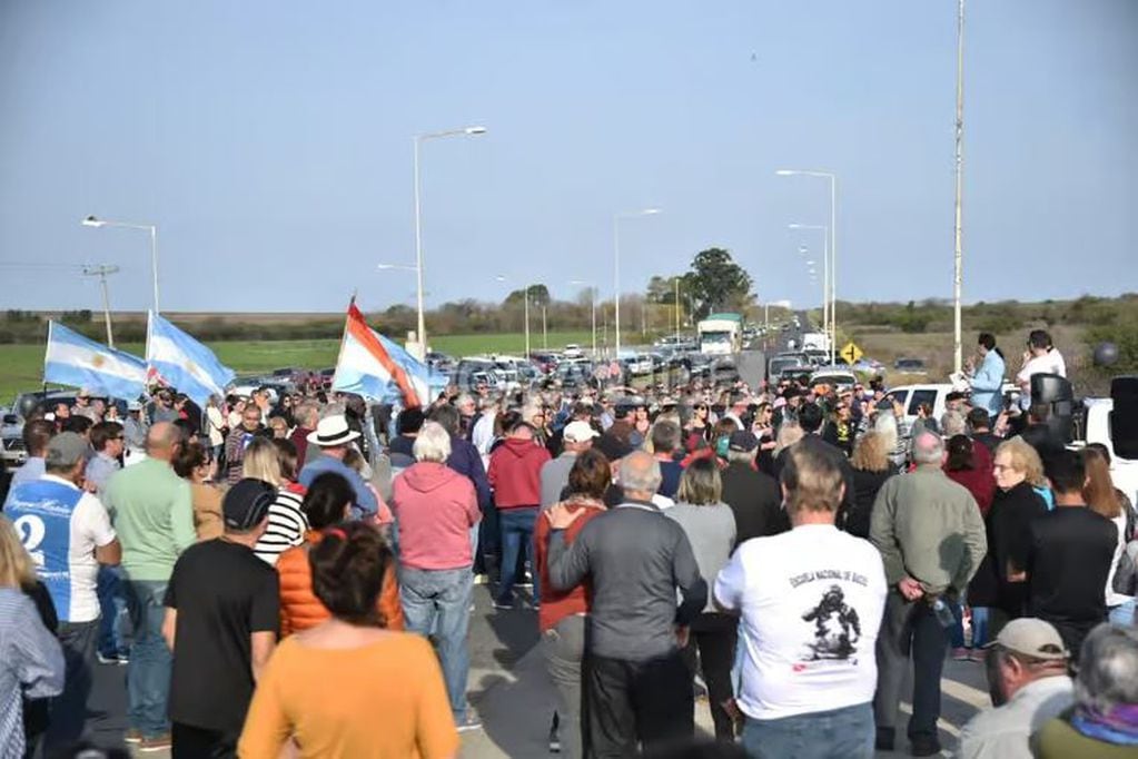 Ruta 20: cientos de entrerrianos se movilizaron. Foto: El Día.