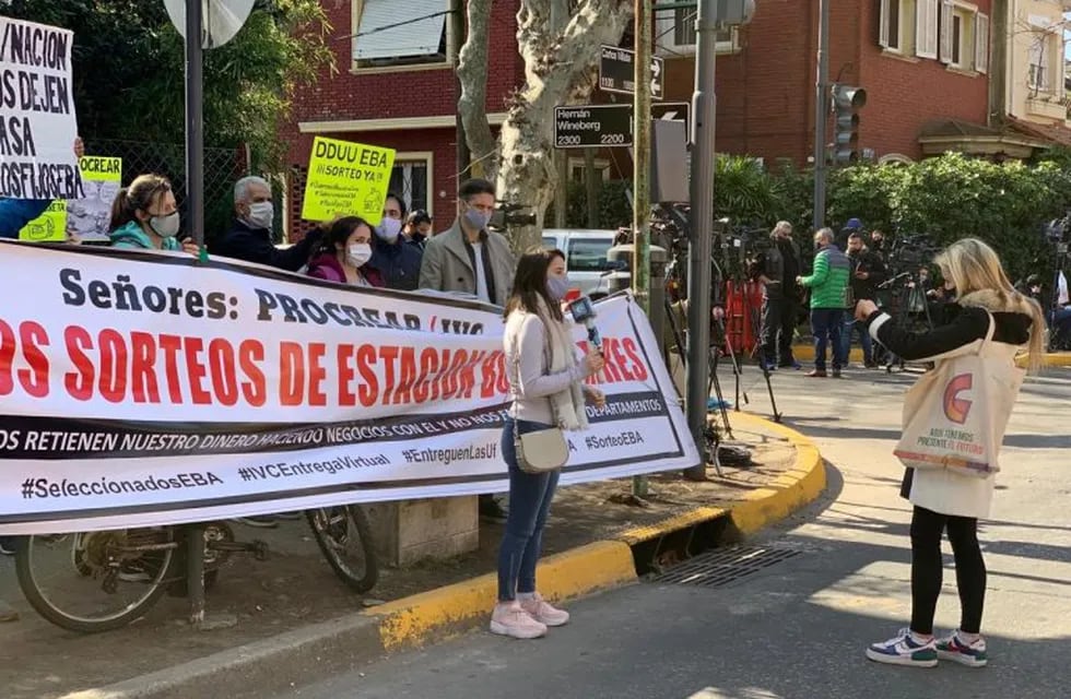 Protesta frente a la Quinta presidencial de Olivos (Foto: Clarín)