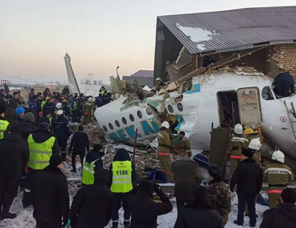 Trabajadores alrededor del avión estrellados en Kazajistán (EFE)