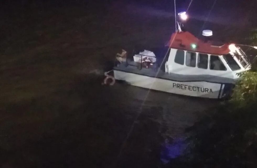 Prefectura Naval tuvo que rescatar al hombre que fue arrojado al río Paraná.