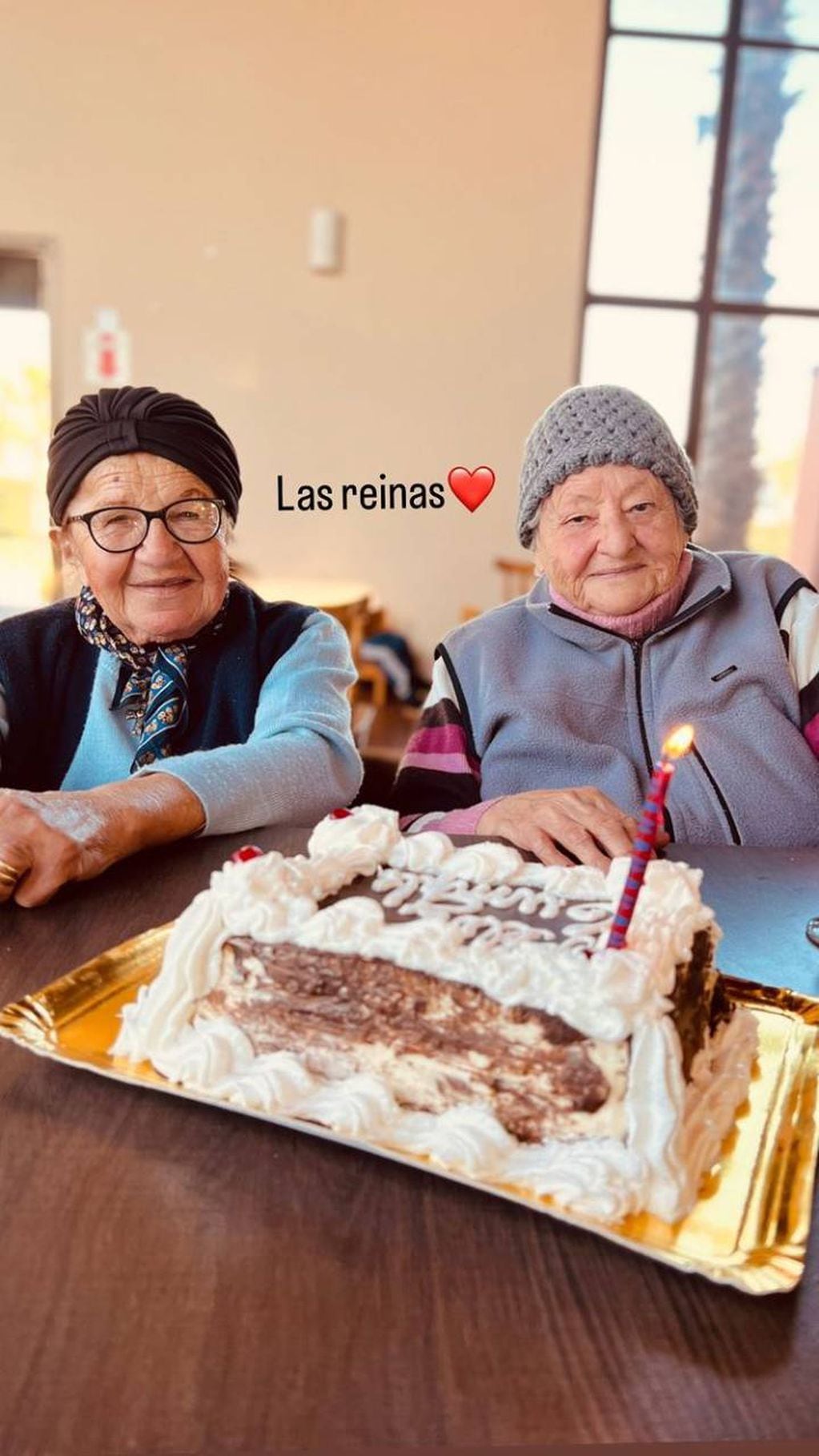 Antonela Roccuzzo compartió una foto de su abuela Lele (izquierda) en un cumpleaños familiar.
