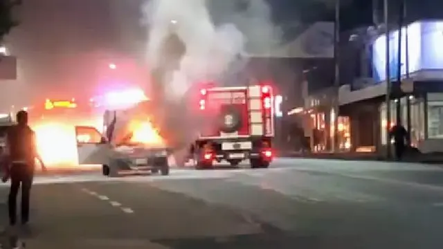 Se prendió fuego un auto sobre la avenida Uruguay en Posadas