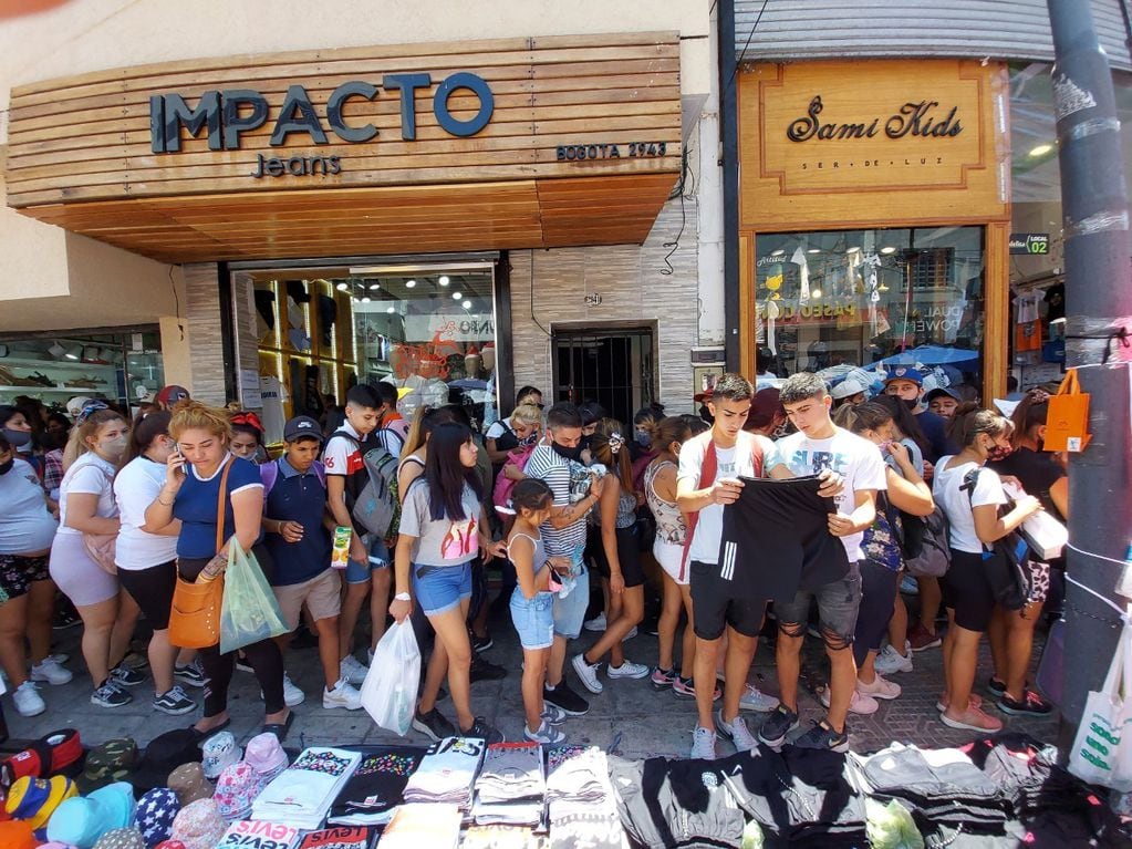 Colapso de personas en el barrio porteño de Flores por las compras navideñas. Foto: Clarín.