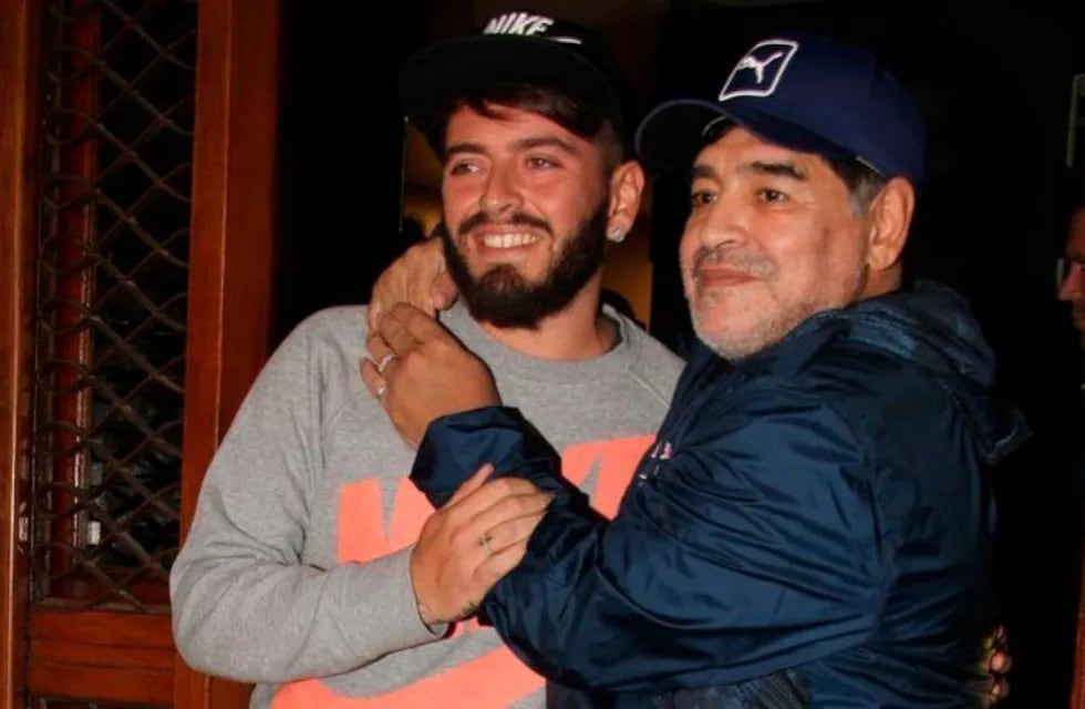 Diego Maradona Junior, con su padre Diego Maradona. (Foto: Captura Marca).