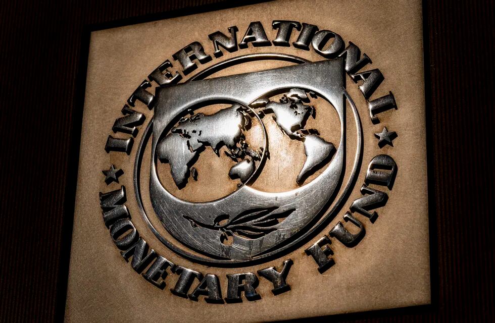 En esta imagen de archivo, el logo del Fondo Monetario Internacional, en su sede, en Washington, el 5 de abril de 2021. (AP Foto/Andrew Harnik, archivo)