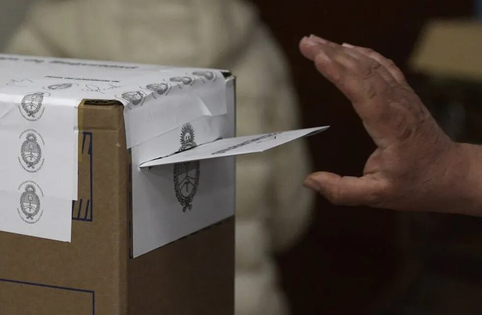 gente votando urna  urnas