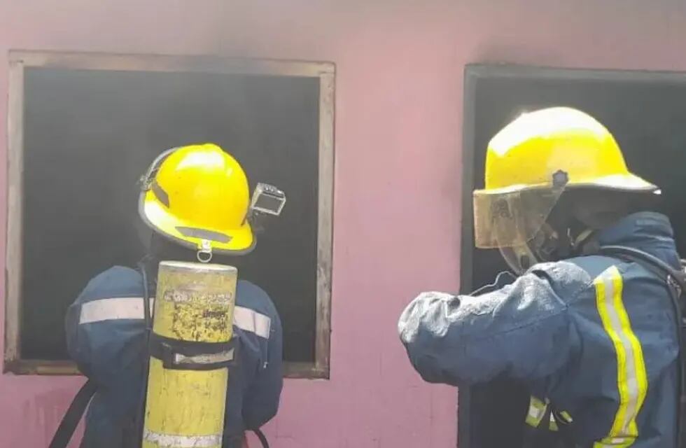 Explosión de un celular provoca incendio en Puerto Iguazú: hay dos personas heridas.