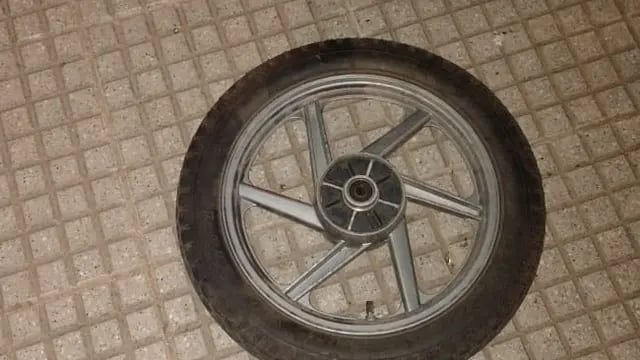 La rueda de la moto robada y recuperada