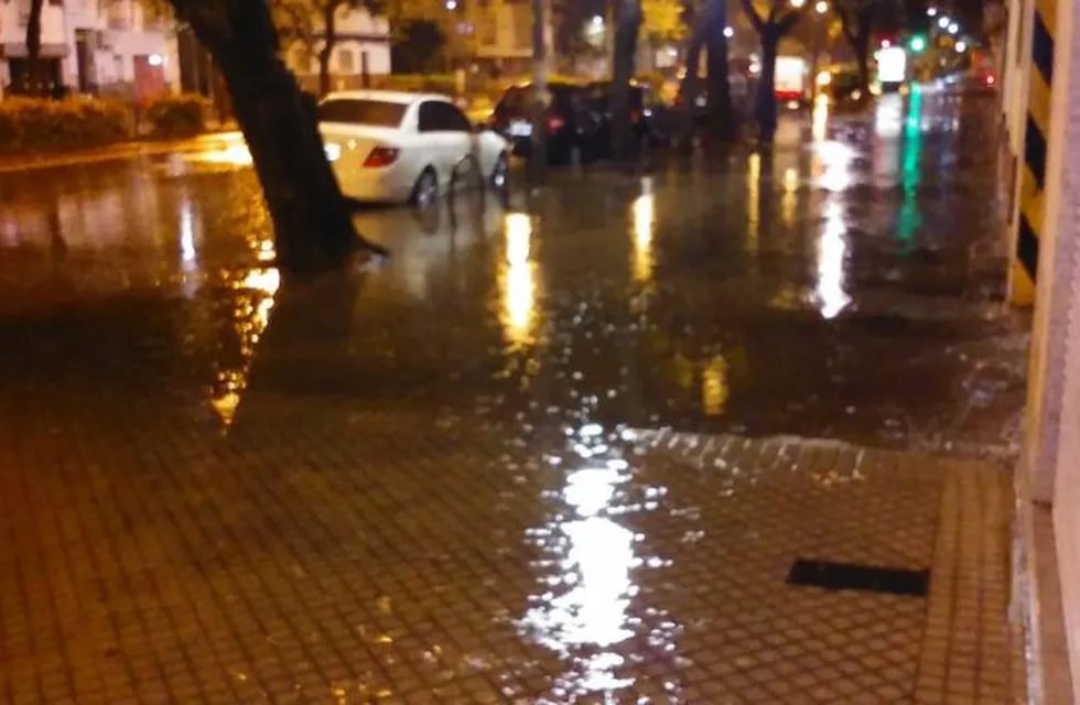 Inundación por la lluvia en Pellegrini y Ayacucho.