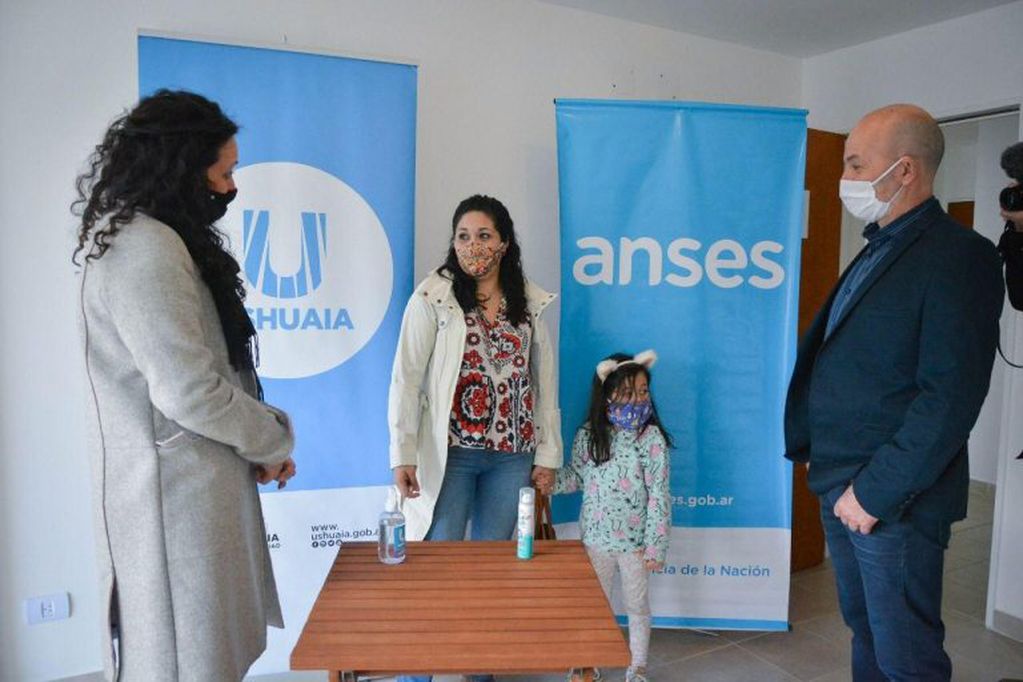 El gerented de ANSES junto a la concejala Ávila reciben a los beneficiarios.