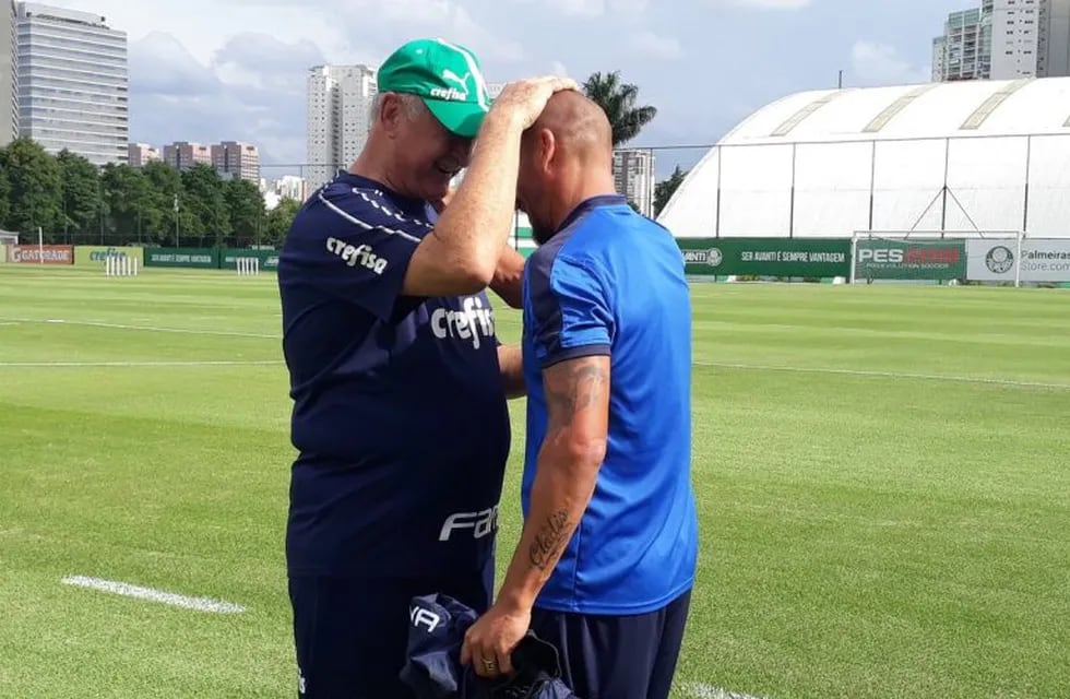 El Cholo Guiñazú y Luis Felipe Scolari en la cancha del Palmeiras.