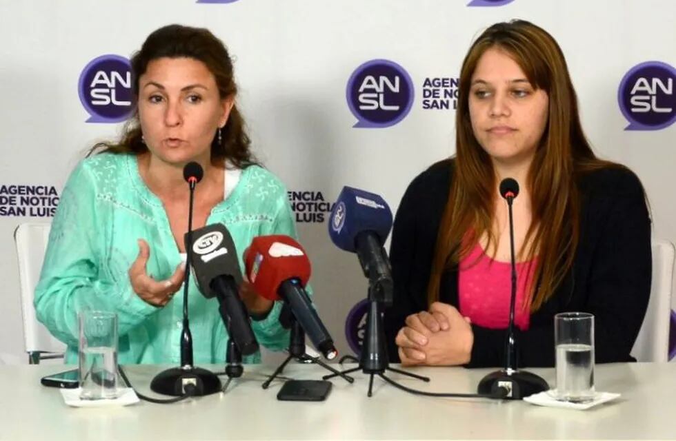 La ministra de Educación, Paulina Calderón, y la jefa del Subprograma Recursos Humanos Docentes, Antonella Romagnoli.