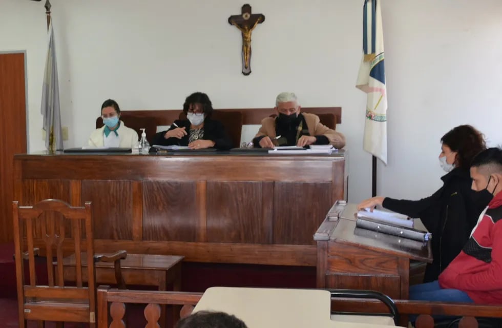 Los jueces Tribunal en lo Criminal 1 de Jujuy Alejandra Tolaba, Laura Flores y Luciano Yapura, en la audiencia final del juicio oral contra Matías Sebastián Padilla.