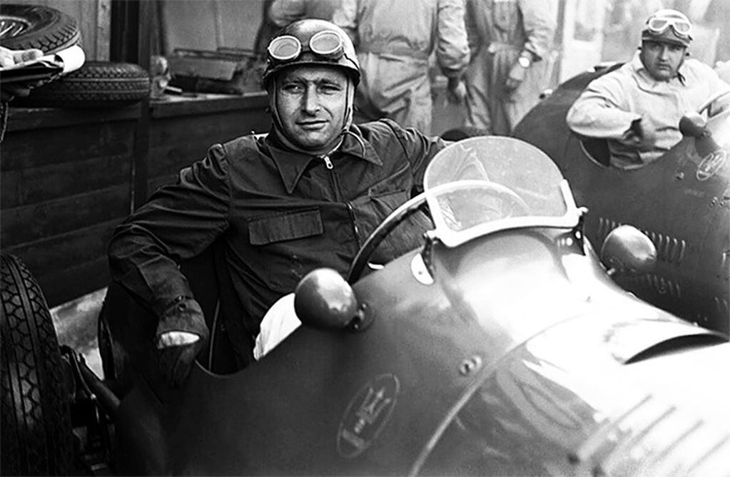 El parecido de Rubén con Juan Manuel Fangio, y sobre todo lo similar de su timbre de voz, sorprende a los más conocedores del automovilista (Web)