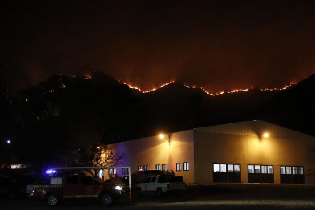 El fuego coronó el cerro y se extendió hasta Falda del Carmen. (foto: prensa municipal).