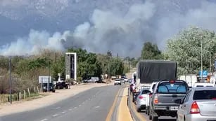 El humo domina la escena y las largas colas de vehículos por el corte de la ruta 14, en Traslasierra, entre Las Tapias y Villa de Las Rosas, este viernes.